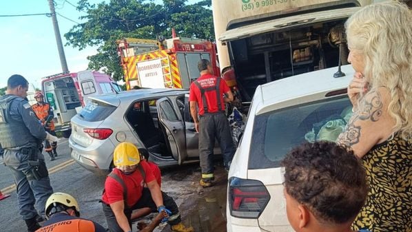 Vítima estava sendo mantida dentro do carro e obrigada a realizar transferências via Pix quando bandidos bateram em ônibus e em outro veículo