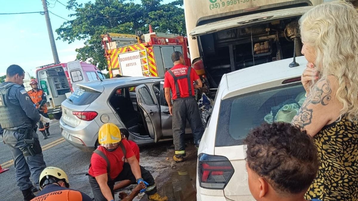 Acidente entre carro e ônibus em Guarapari por Leitor | A Gazeta