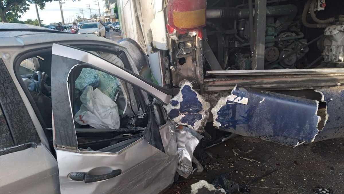 Acidente entre carro e ônibus em Guarapari por Leitor | A Gazeta