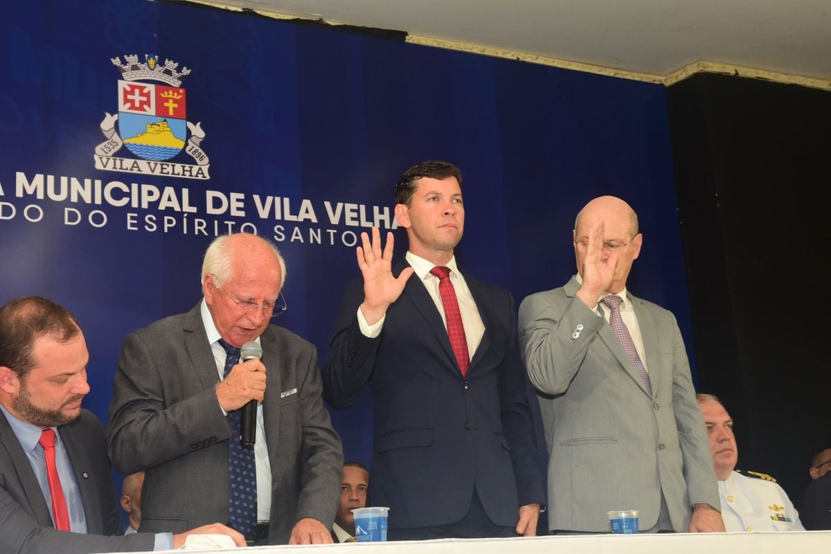 Arnaldinho Borgo e seu vice Cael LInhalis (D) tomam posse. Arnaldinho foi reeleito prefeito  por Carlos Alberto Silva
