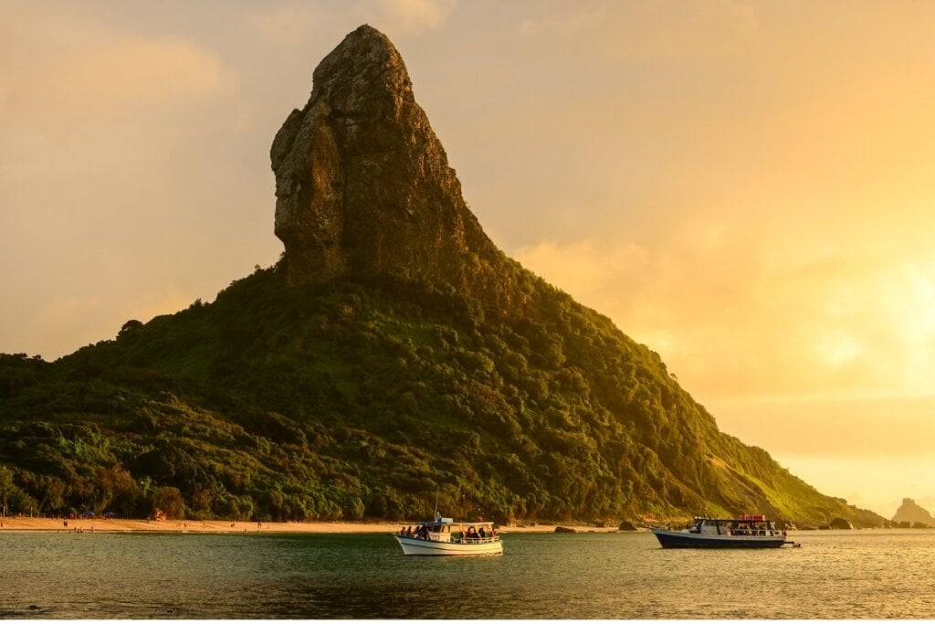 A Praia da Conceição é perfeita para relaxar e curtir o sol (Imagem: cabuscaa | Shutterstock)