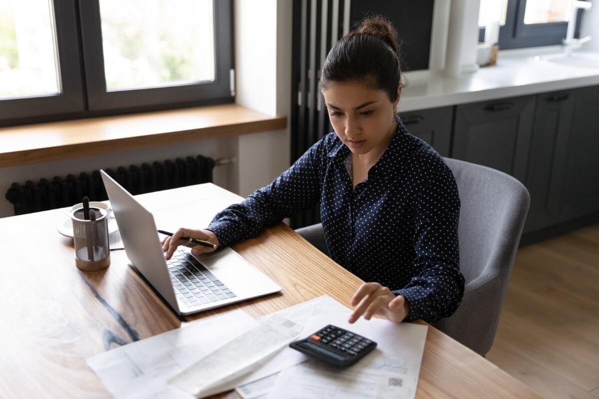 Cursos de finanças incentivam o controle de gastos e a organização do orçamento (Imagem: fizkes | Shutterstock)