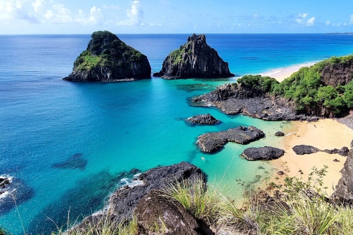 Fernando de Noronha tem algumas das praias mais bonitas do mundo (Imagem: jp_vizintim | Shutterstock)