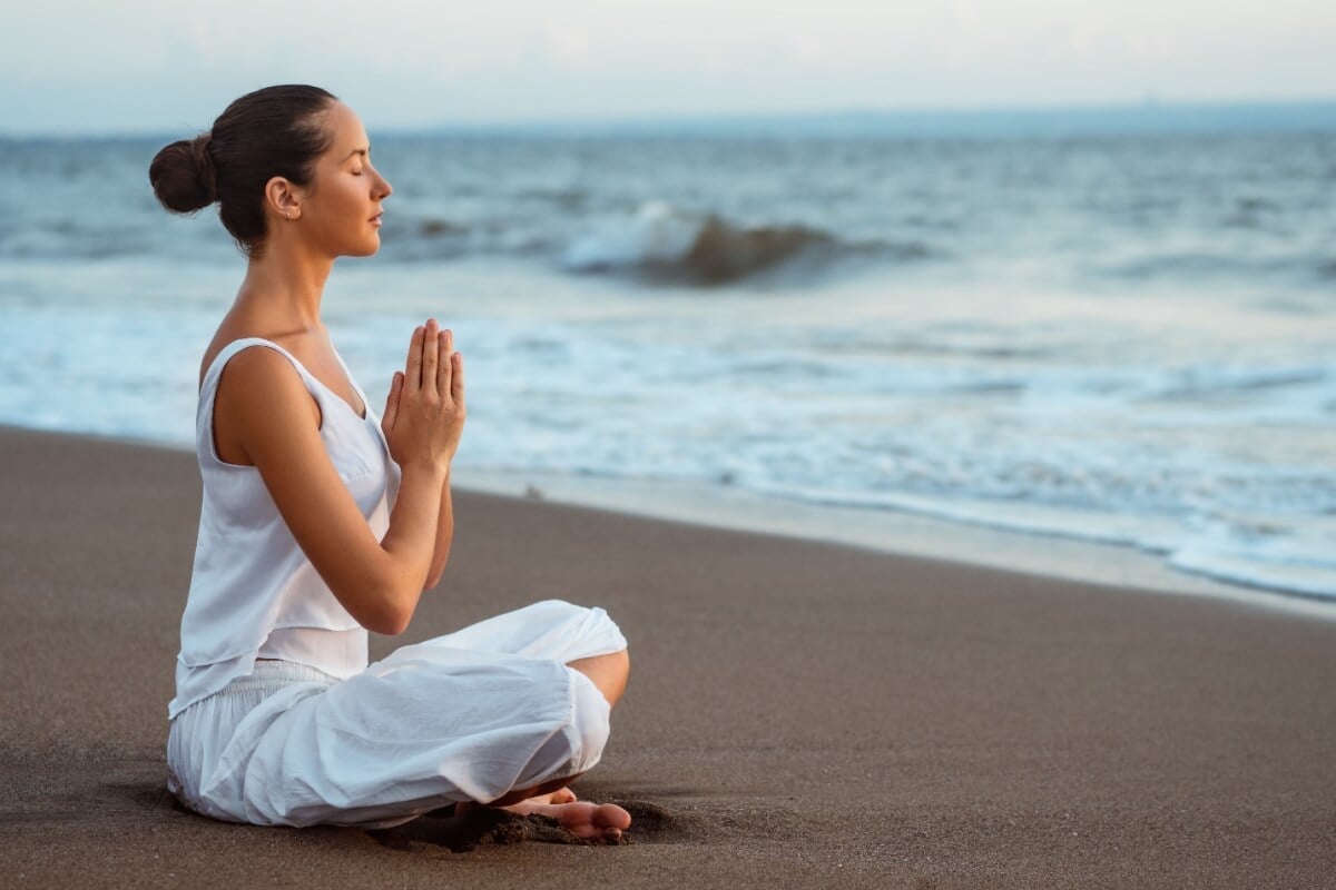 Momentos de oração promovem paz interior e atraem energias positivas, criando um ambiente de fé e proteção para um novo ciclo (Imagem: AboutLife | Shutterstock)
