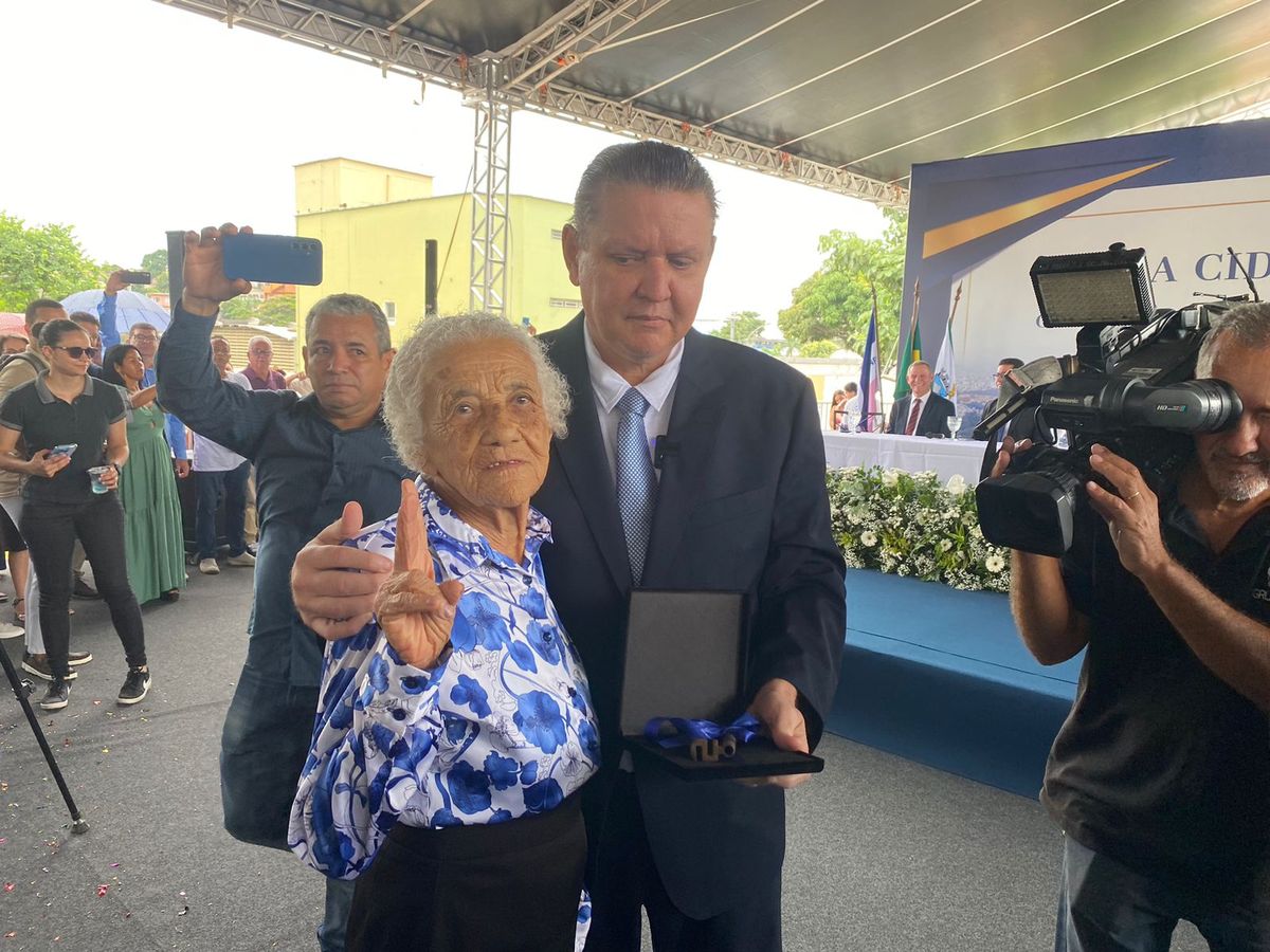 Florinda Tonani, que fez parto de Euclério Sampaio, entrega ao prefeito de Cariacica as chaves da cidade por Tiago Alencar
