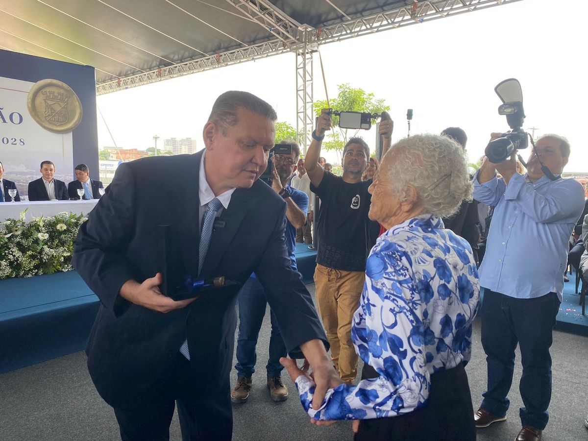Florinda Tonani, que fez parto de Euclério Sampaio, entrega ao prefeito de Cariacica as chaves da cidade por Tiago Alencar