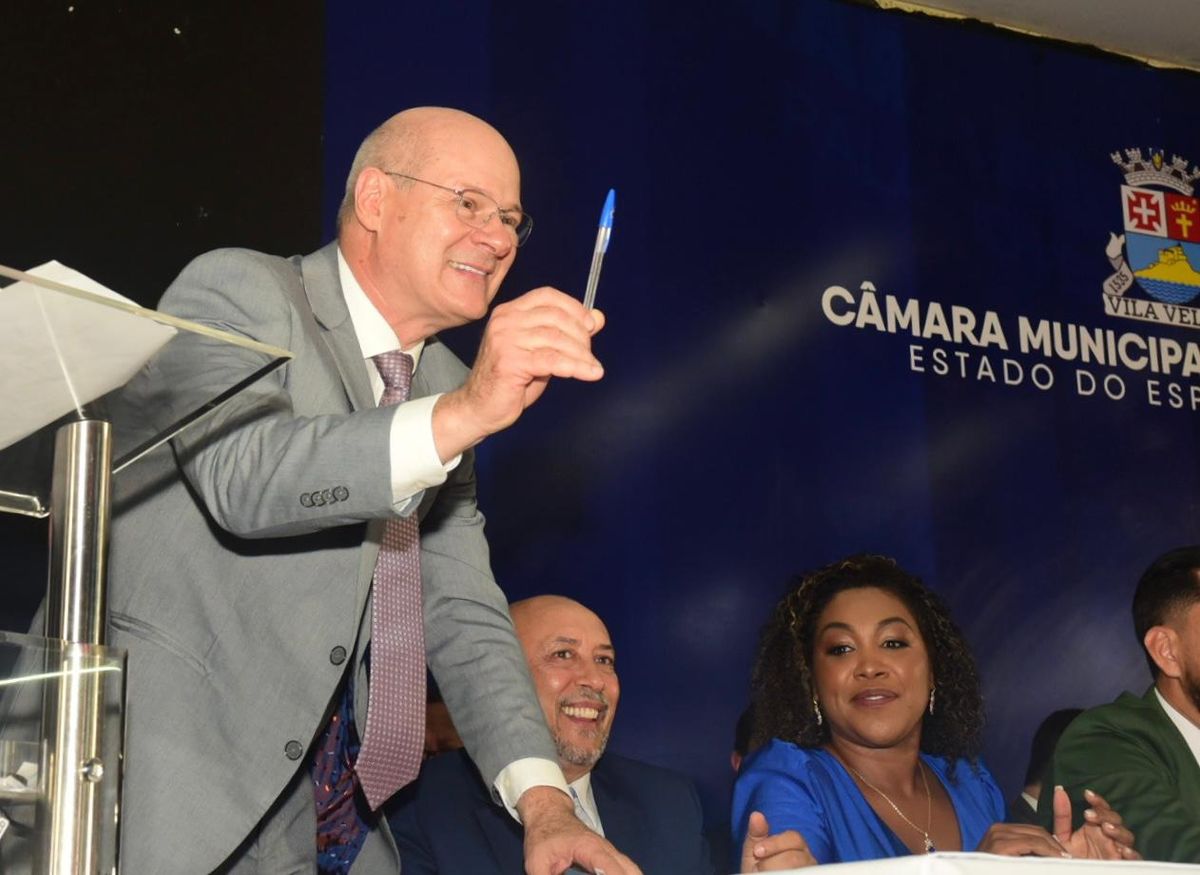 Vice de Arnaldinho, Cael Linhalis (PSB), durante a posse por Carlos Alberto Silva