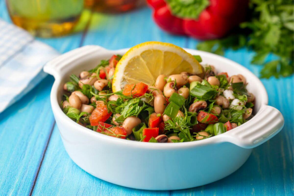 Salada de feijão-fradinho (Imagem: Esin Deniz | Shutterstock)