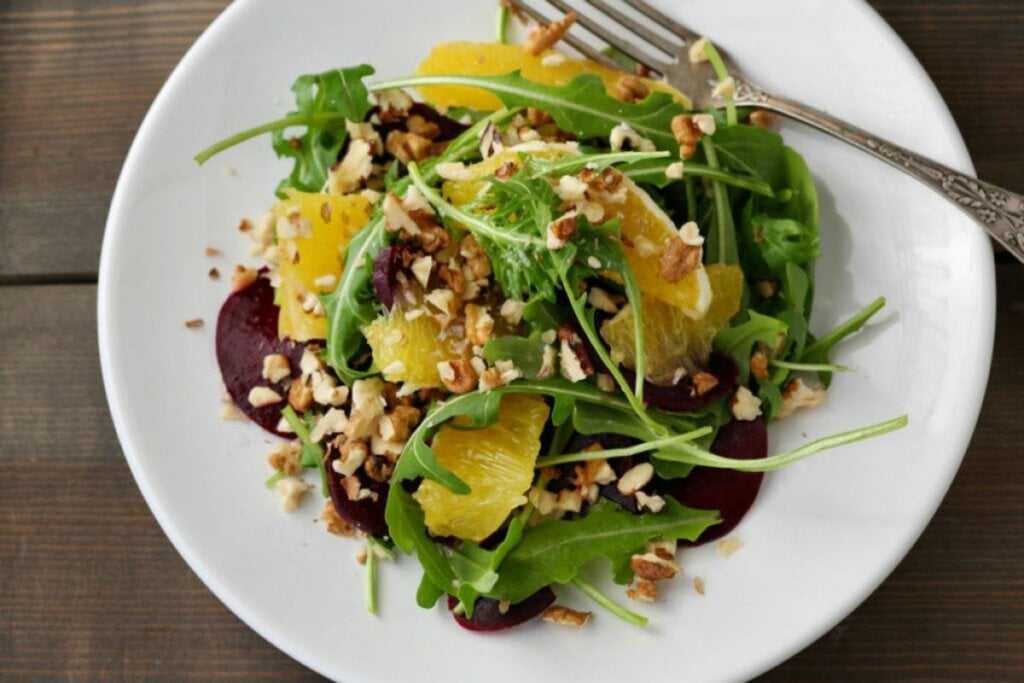 Salada de rúcula com beterraba (Imagem: Afanasieva | Shutterstock)