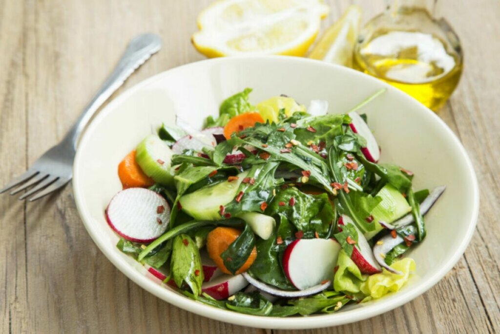 Salada verde com vegetais (Imagem: catalina.m | Shutterstock)