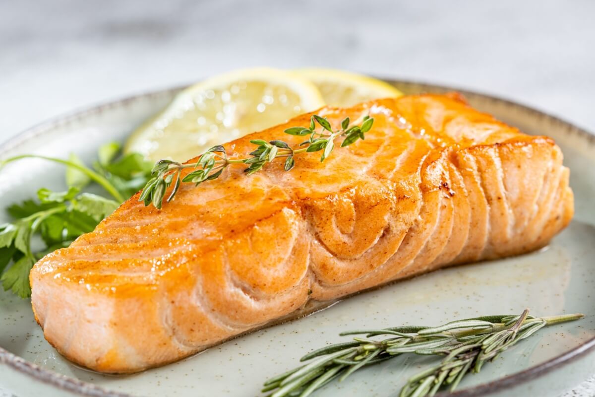 Salmão grelhado com limão e ervas (Imagem: WS-Studio | Shutterstock)