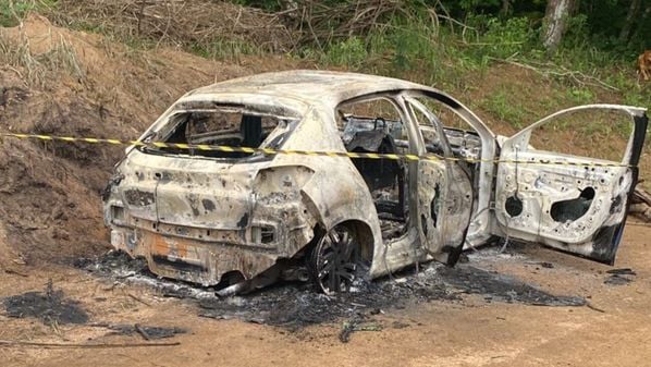 Polícia foi acionada por populares sobre um carro completamente queimado e com uma ossada humana carbonizada no interior do veículo