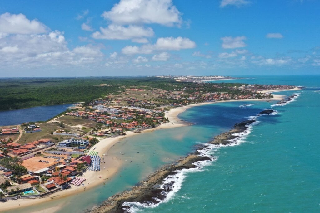 A Praia de Camurupim tem águas calmas e transparentes, perfeitas para famílias (Imagem: Marcia Cobar | Shutterstock)