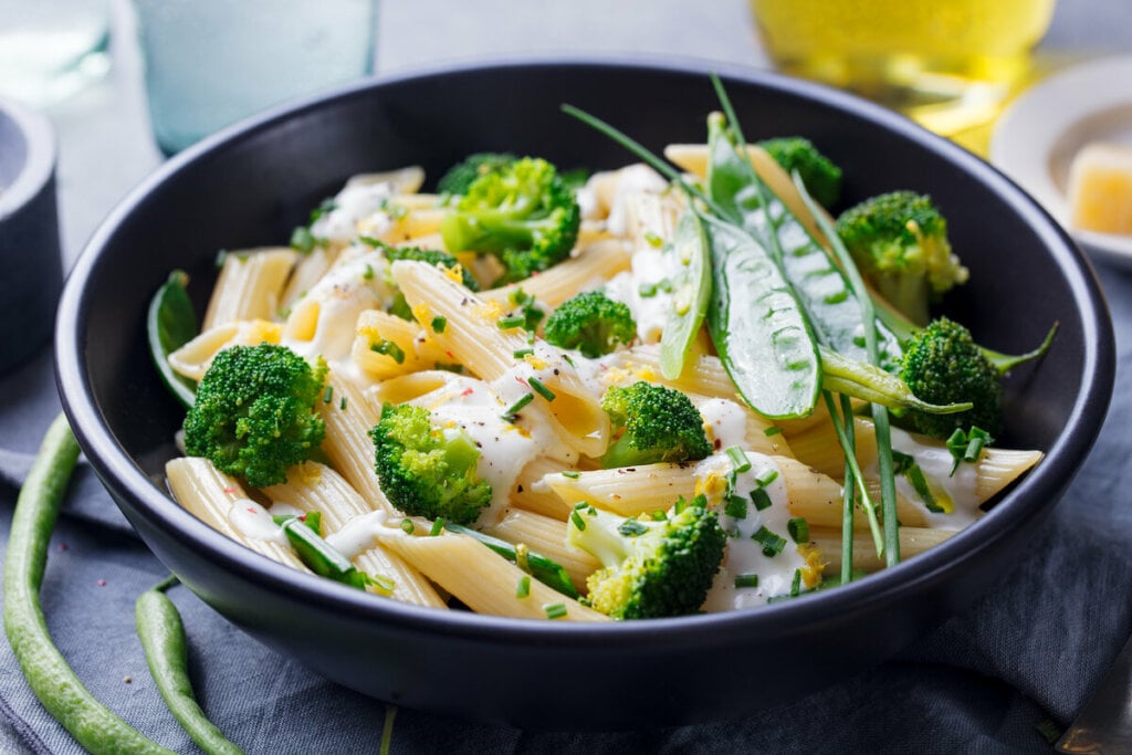 Macarrão com brócolis e molho branco (Imagem: Anna_Pustynnikova | Shutterstock)