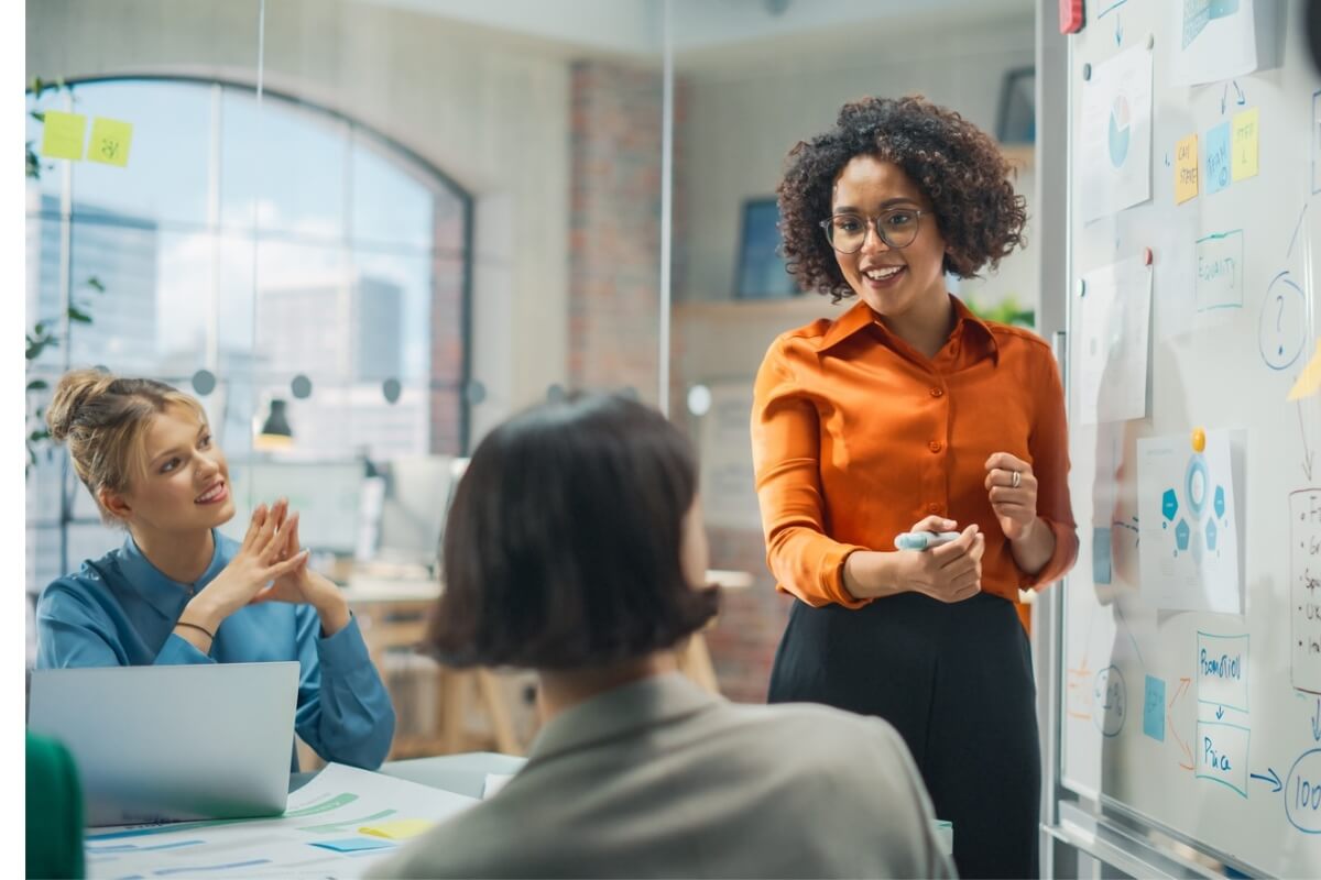 Os cursos de marketing vão além das vendas e ensinam os profissionais a fortalecerem a marca e o relacionamento com os clientes (Imagem: Gorodenkoff | Shutterstock)