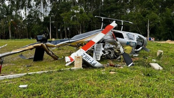 Um helicóptero caiu neste sábado (4) na cidade de Penha, no litoral norte de Santa Catarina, no momento em que levantava voo, a cerca de quatro metros do chão