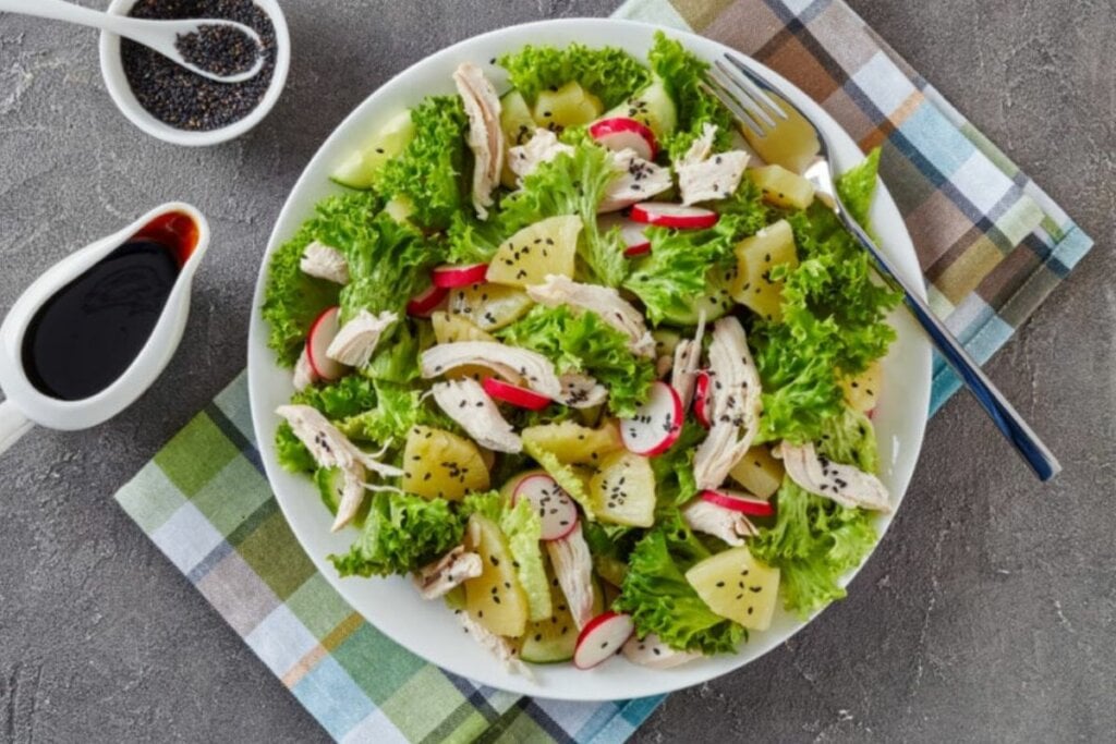 Salada de alface com frango, abacaxi e chia (Imagem: from my point of view | Shutterstock)