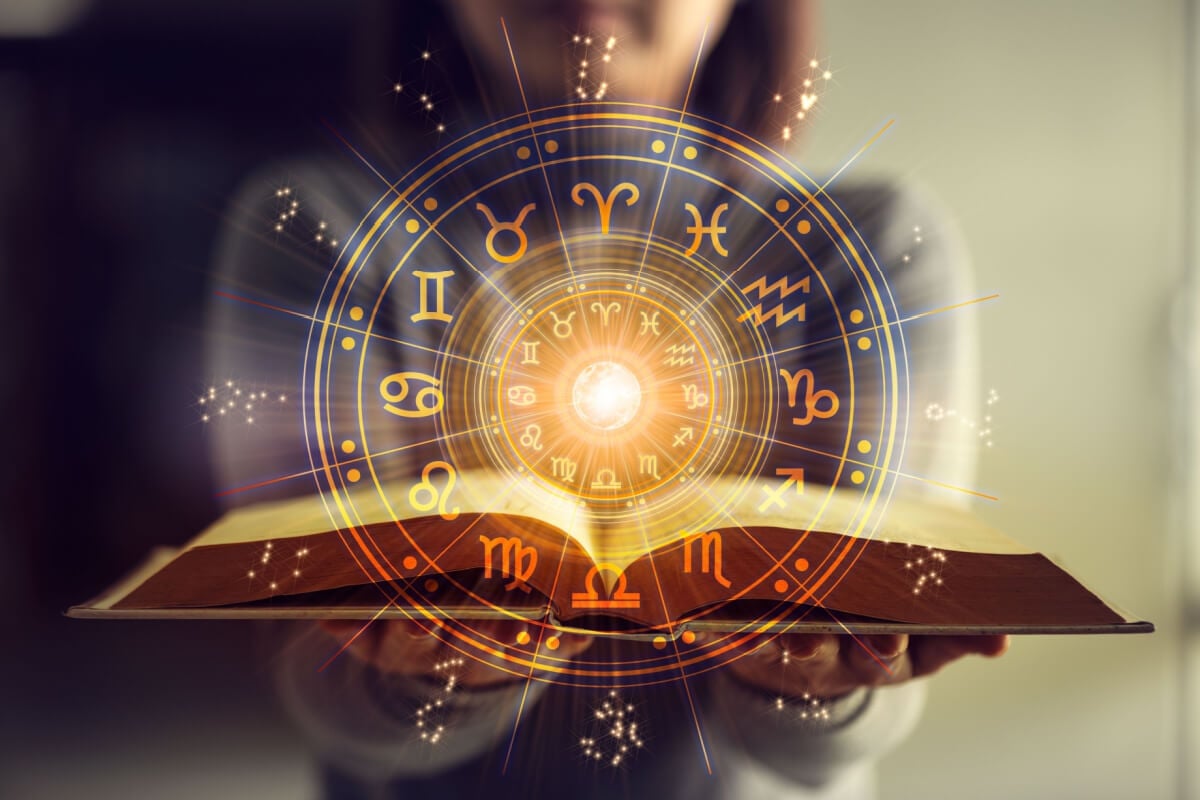 A astrologia traz informações dos arquétipos da humanidade (Imagem: Thanumporn Thongkongkaew | Shutterstock)