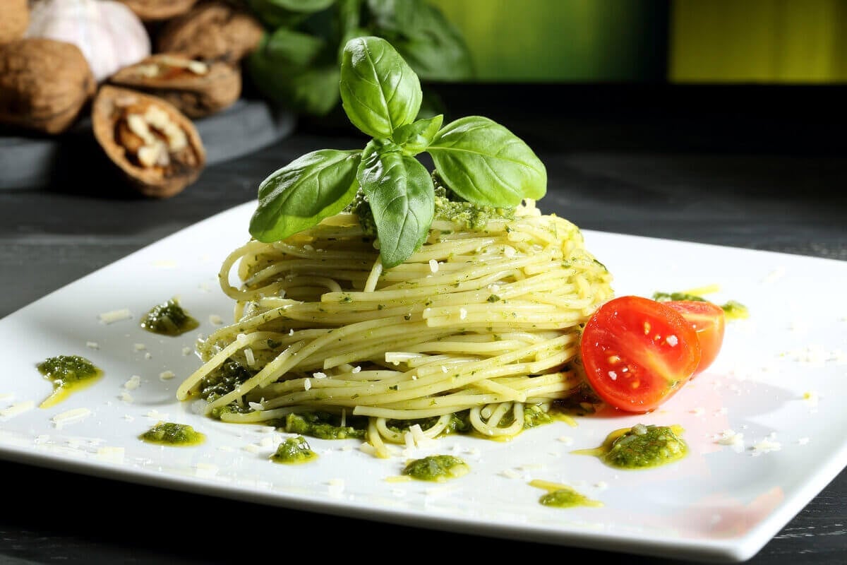 Espaguete ao molho pesto (Imagem: Denio109 | Shutterstock)