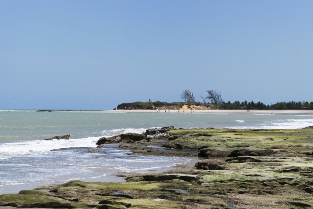 Na Praia de Tourinhos é possível apreciar o pôr do sol sobre o Atlântico (Imagem: Fabricio Rezende | Shutterstock)