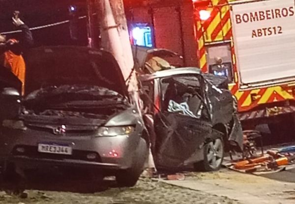 Lateral do veículo ficou completamente destruída após a colisão