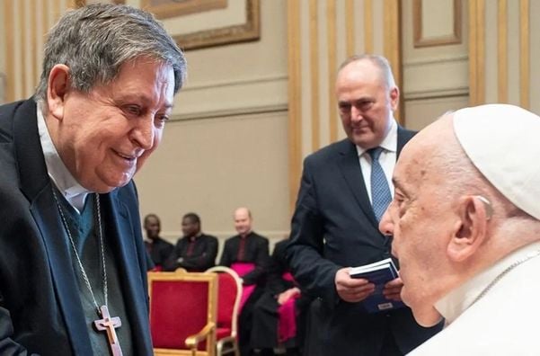 Dom João Braz de Aviz cumprimenta o papa Francisco no Vaticano