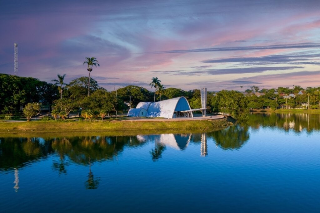 A Lagoa da Pampulha em Belo Horizonte é um espaço perfeito para pedalar e contemplar a arquitetura local (Imagem: ADTVP | Shutterstock)