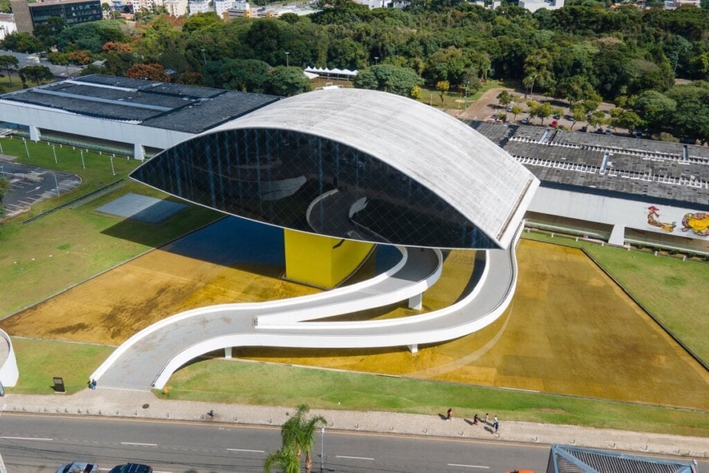 Em Curitiba, o trajeto entre o Mercado Municipal e o Museu Oscar Niemeyer é uma opção para quem deseja explorar a cidade pedalando (Imagem: William Avila | Shutterstock)