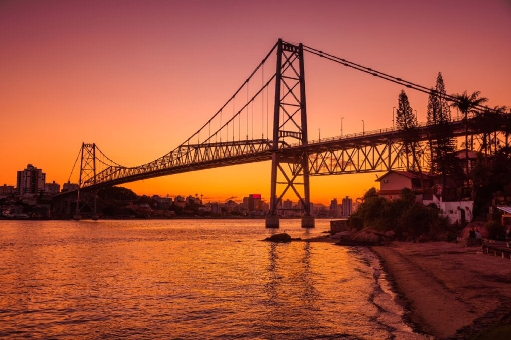 Em Florianópolis, é possível pedalar entre a ilha e o continente e passar pela ponte Hercílio Luz (Imagem: Wonderful Nature | Shutterstock)