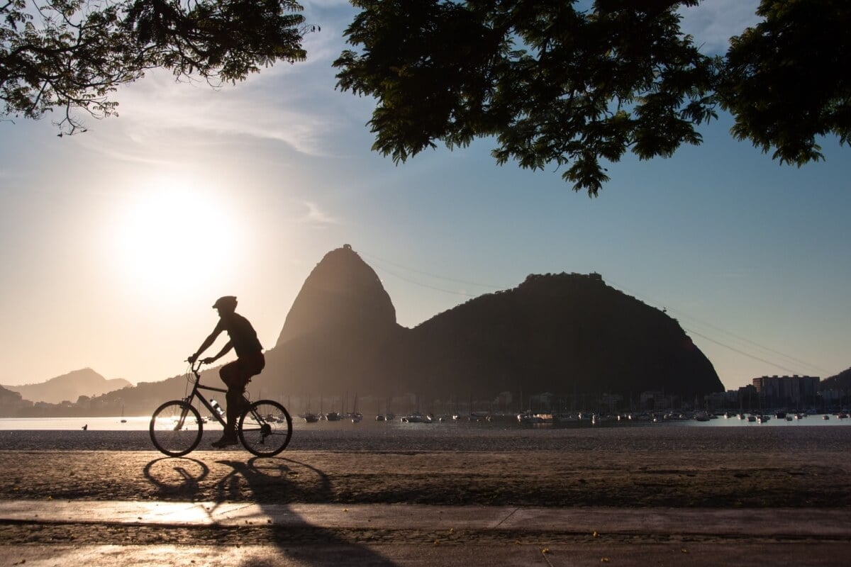 O Brasil tem diversos locais em que é possível se divertir pedalando (Imagem: Donatas Dabravolskas | Shutterstock)