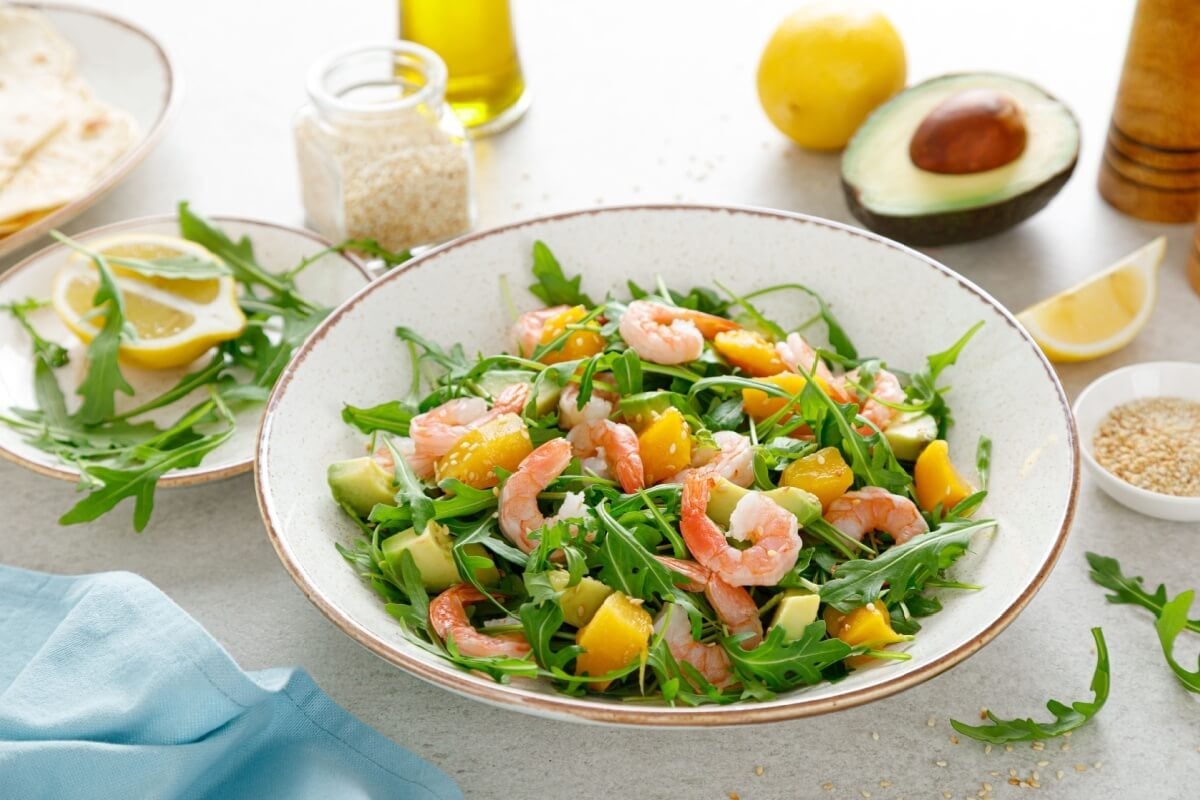 Salada de camarão com manga (Imagem: Sea Wave | Shutterstock)