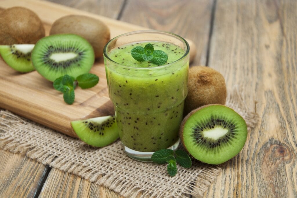 Suco detox de kiwi com limão, hortelã e gengibre (Imagem: Zb89V | Shutterstock)