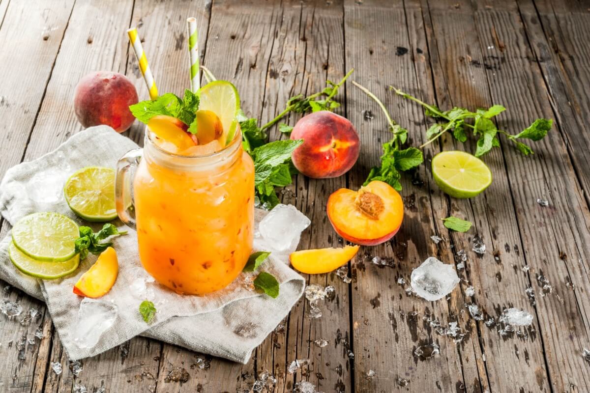 Suco detox de pêssego com limão, hortelã e gengibre (Imagem: Rimma Bondarenko | Shutterstock)