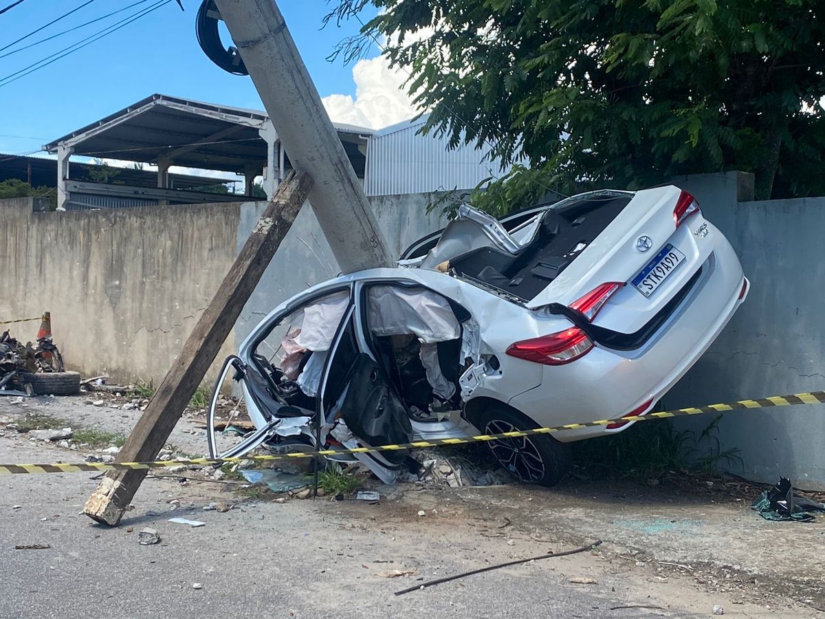 Motorista estava sozinho no veículo, que colidiu contra um poste