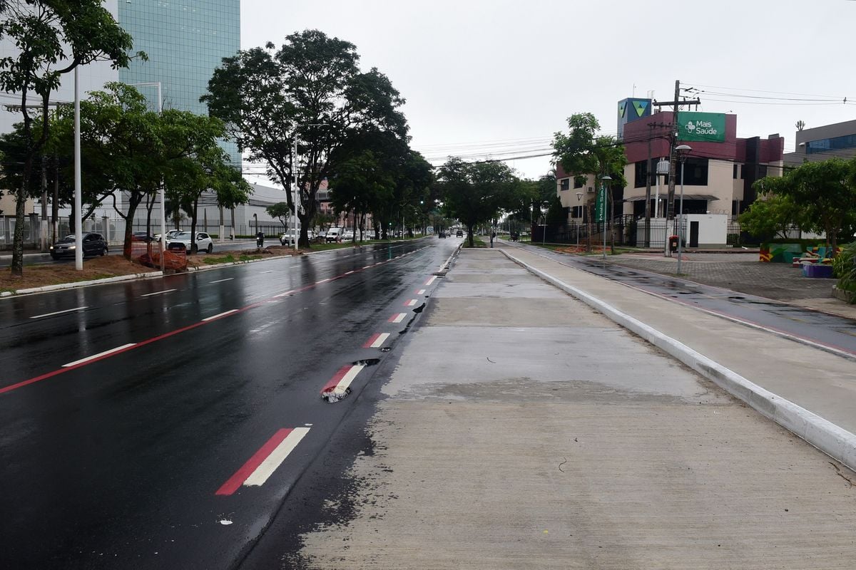 Nova baia no ponto de ônibus entre a Praça do Papa e Terceira Ponte, na Avenida Américo Buaiz, Praia do Suá por Carlos Alberto Silva