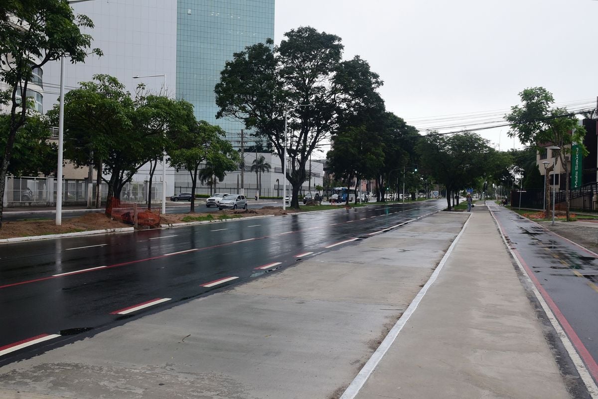 Nova baia no ponto de ônibus entre a Praça do Papa e Terceira Ponte, na Avenida Américo Buaiz, Praia do Suá por Carlos Alberto Silva