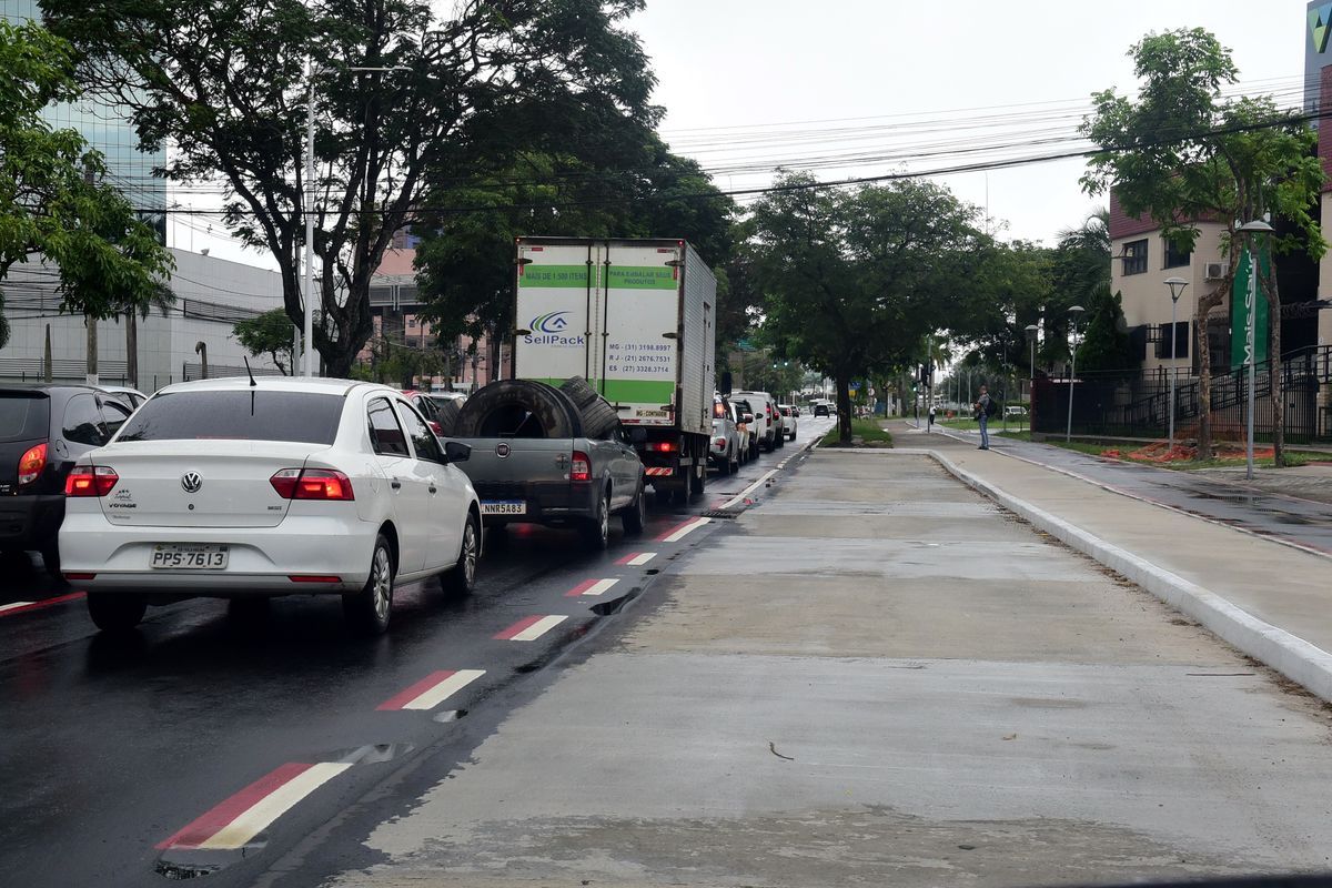 Nova baia no ponto de ônibus entre a Praça do Papa e Terceira Ponte, na Avenida Américo Buaiz, Praia do Suá por Carlos Alberto Silva