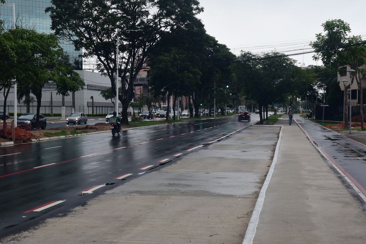 Nova baia no ponto de ônibus entre a Praça do Papa e Terceira Ponte, na Avenida Américo Buaiz, Praia do Suá por Carlos Alberto Silva