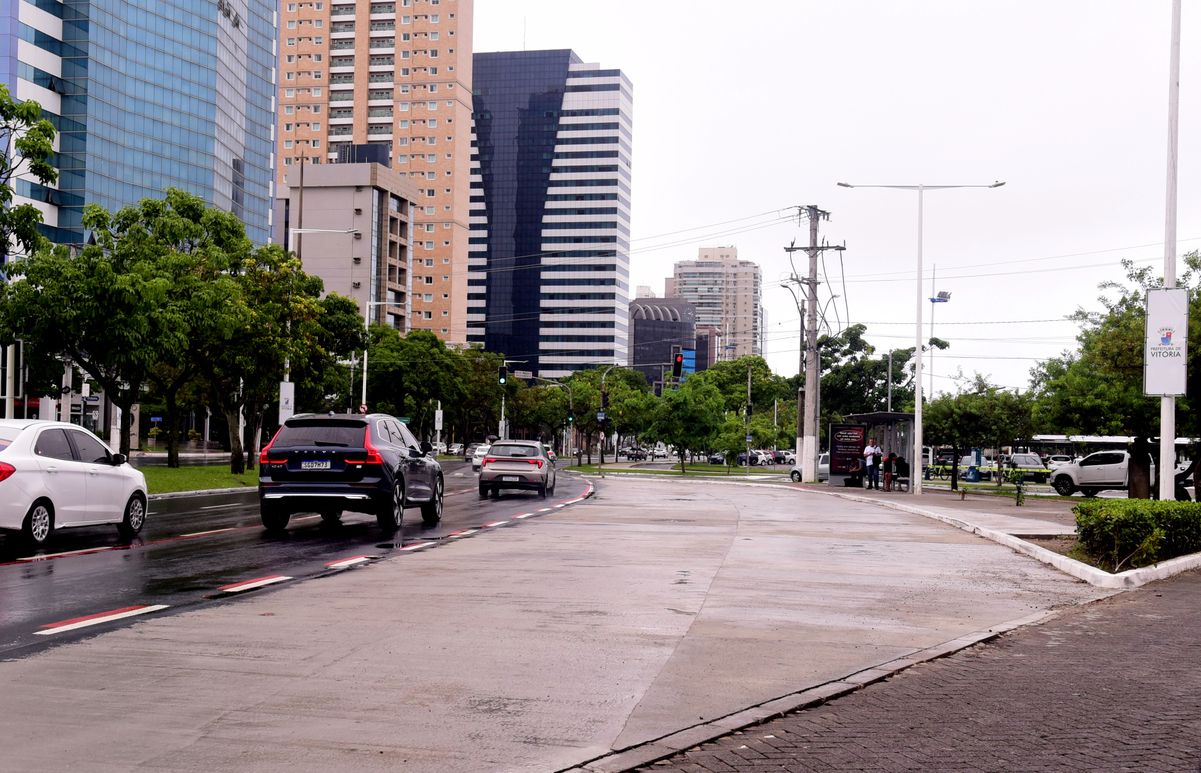 Nova baia no ponto de ônibus em frente ao Horto Mercado, Praia do Suá por Carlos Alberto Silva