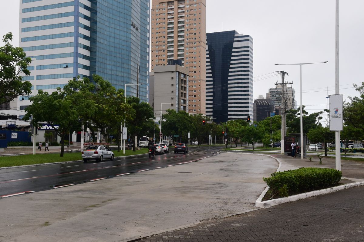 Nova baia no ponto de ônibus em frente ao Horto Mercado, Praia do Suá por Carlos Alberto Silva