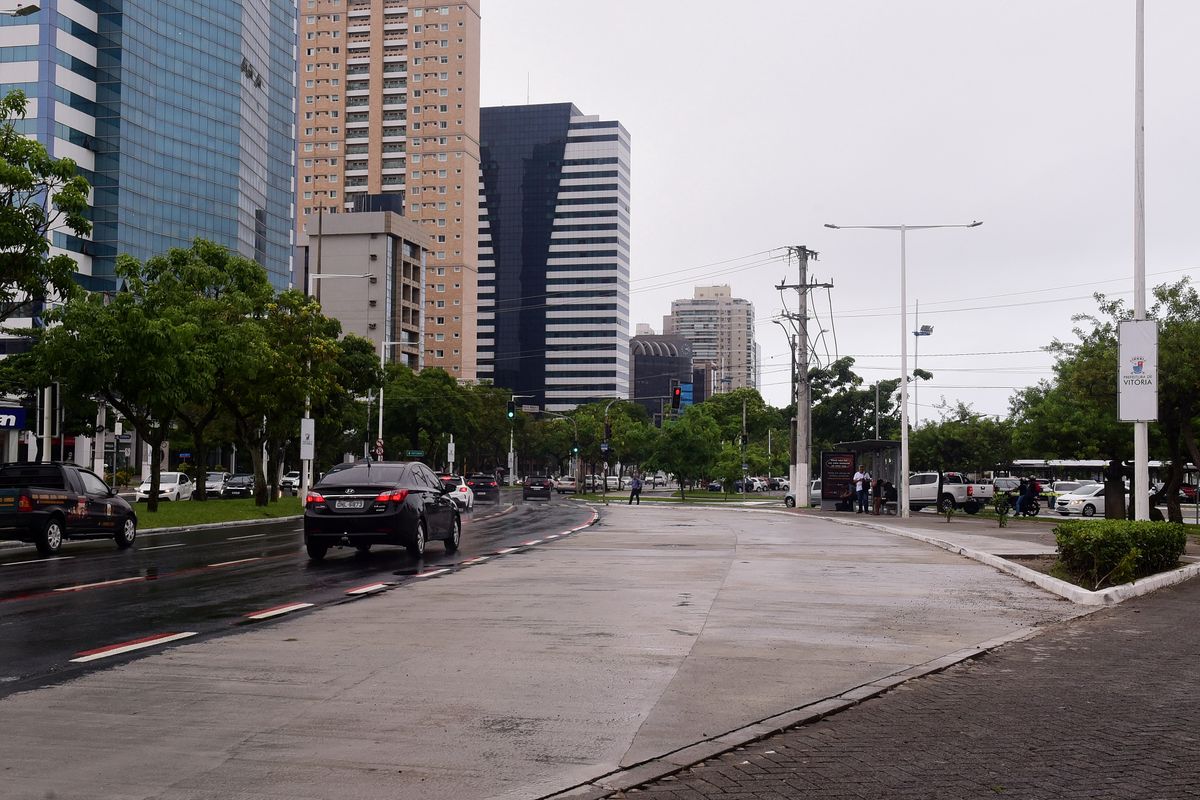 Nova baia no ponto de ônibus em frente ao Horto Mercado, Praia do Suá por Carlos Alberto Silva