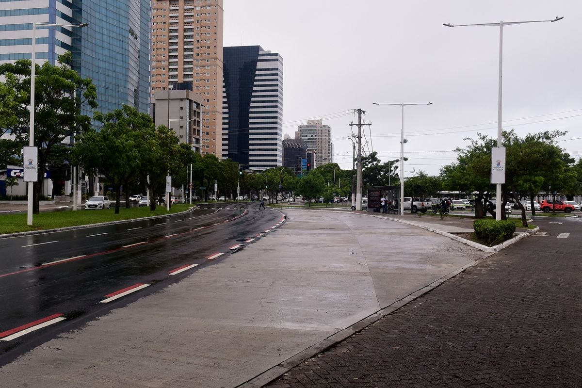 Nova baia no ponto de ônibus em frente ao Horto Mercado, Praia do Suá por Carlos Alberto Silva