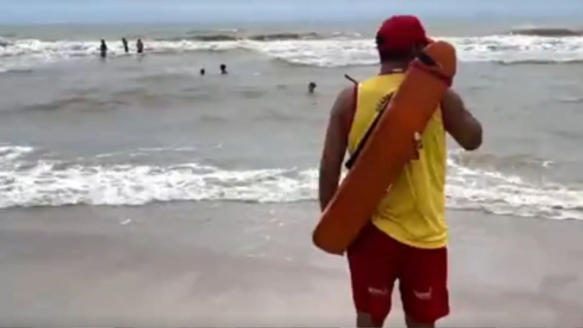 Turista da Bahia morre afogado na praia de Guriri 