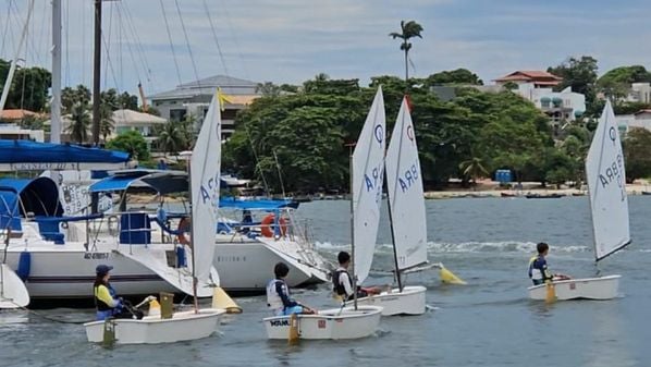 A capital capixaba recebe mais de 250 jovens velejadores de todo o país para a competição, consolidando-se como referência nacional na vela e movimentando o turismo local