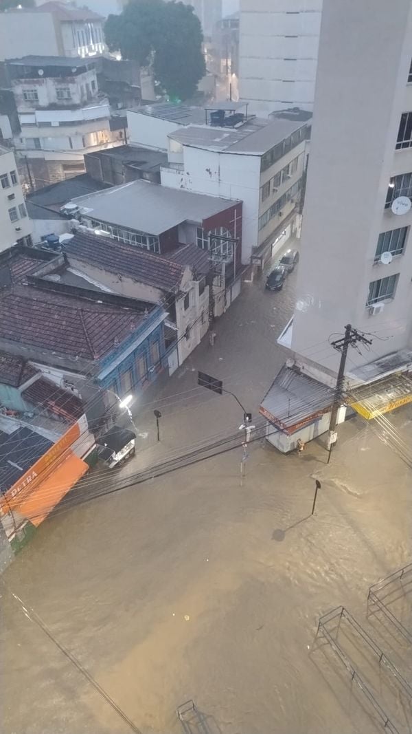 Chuva causa alagamentos no Centro de Vitória por Leonardo Bicalho