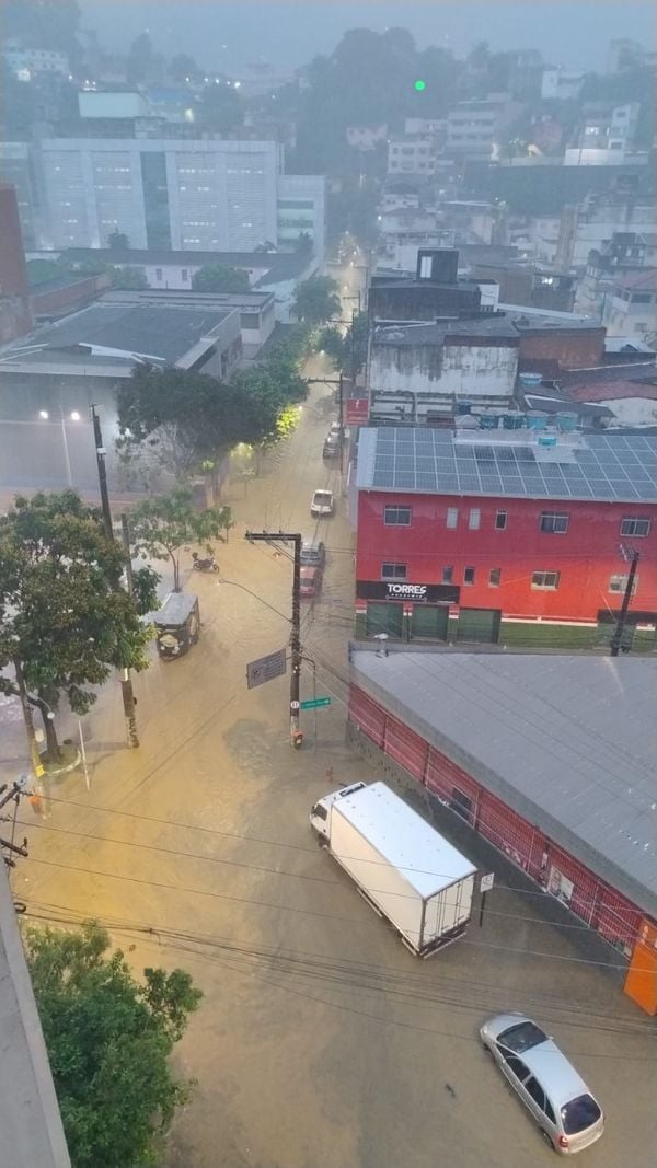 Chuva causa alagamentos no Centro de Vitória por Leonardo Bicalho
