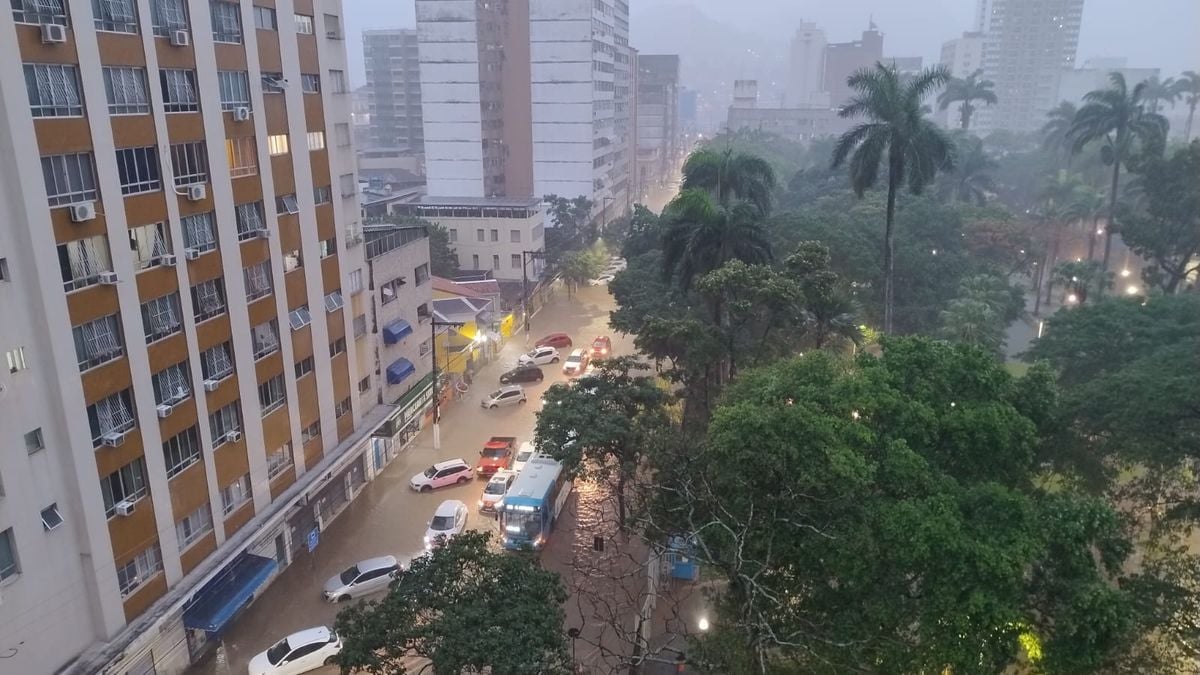 Chuva causa alagamentos no Centro de Vitória