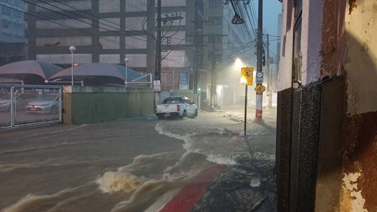 Chuva em frente ao Palácio da Fonte Grande, no Centro de Vitória