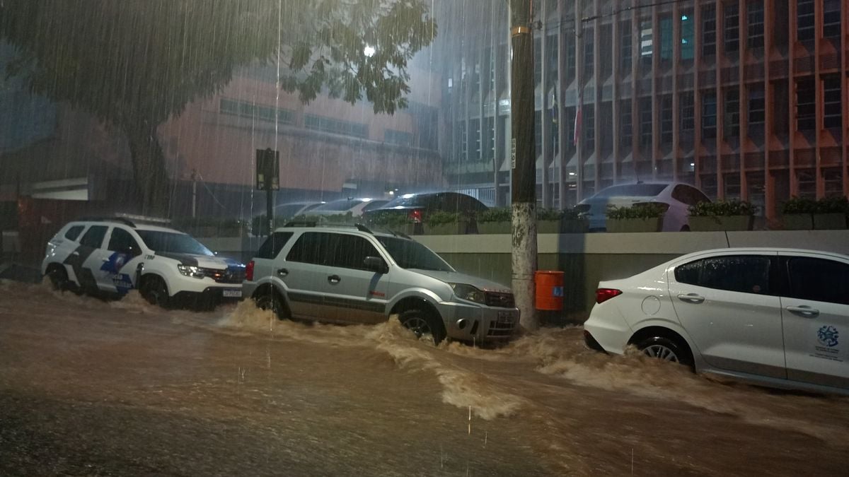 Chuva em frente ao Palácio da Fonte Grande, no Centro de Vitória por Fernando Madeira