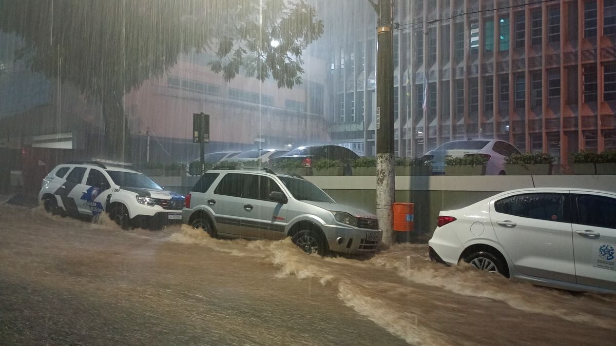Chuva em frente ao Palácio da Fonte Grande, no Centro de Vitória por Fernando Madeira